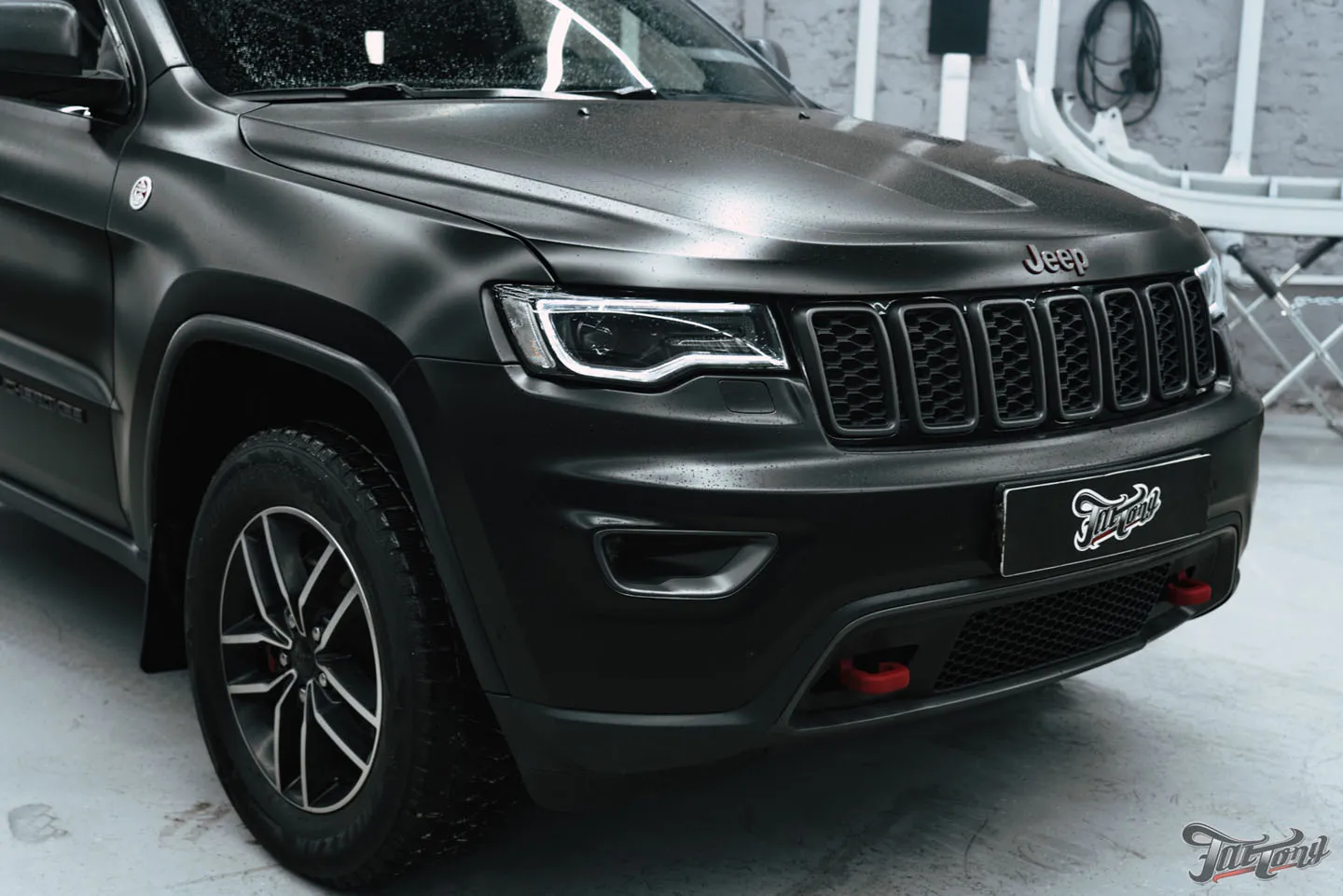 Работаем над Jeep Grand Cherokee Trailhawk постоянного гостя, часть 3: оклейка кузова матовым полиуретаном